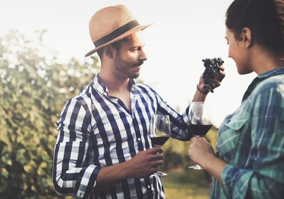 Assaggio uva in vigna